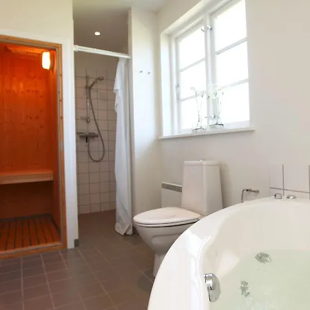 Four Bedroom Holiday In 3